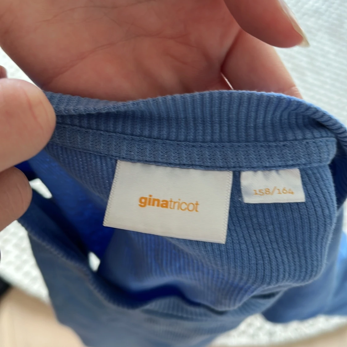 Blå ribbad topp med volangärmar - 4