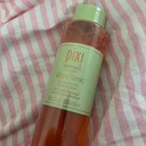 Pixi Glow Tonic 250ml toner - Pixi Glow Tonic är en exfolierande toner med 5% glykolsyra. Perfekt för dig som vill ha glow och fräsch hy. Helt ny & förseglad. 