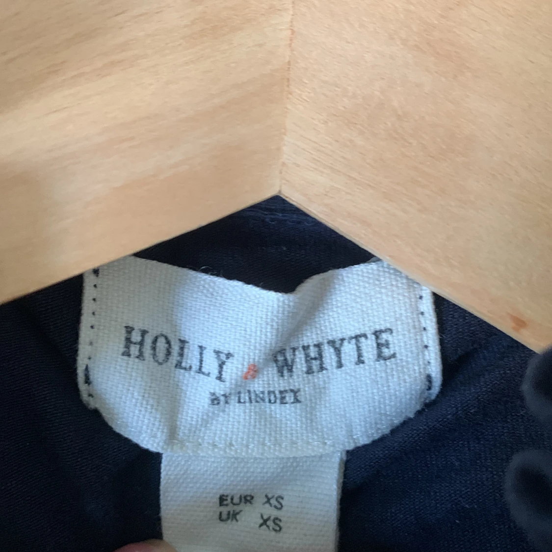 Mörkblå ärmlös topp med volangkrage - 4