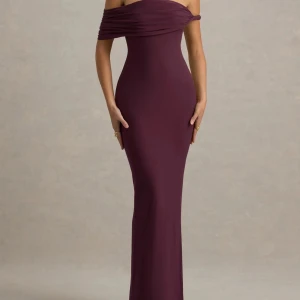 Vinröd offshoulder långklänning - Säljer en elegant vinröd långklänning med offshoulder-design och figurnära passform. Klänningen har en snygg draperad överdel och är axelbandslös, vilket ger en stilren och modern look. Perfekt för dig som vill sticka ut med en sofistikerad vibe.