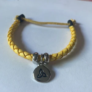 Läderarmband - Gult läderarmband med silverhänge💕