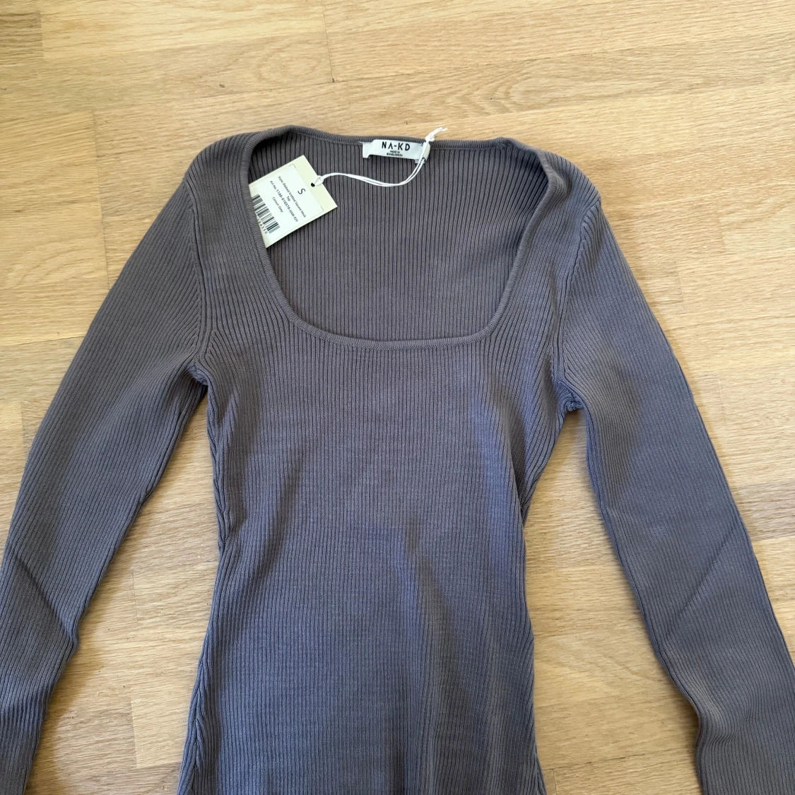 Ribbad grå långärmad tröja NA-KD