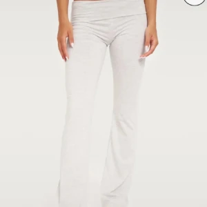 Ljusgrå bootcut mjukisbyxor/ yogapants - Superbekväma ljusgrå mjukisbyxor med bootcut från brandy Melville. Säljer pga för långa. Passar S. Färgen är grå vit