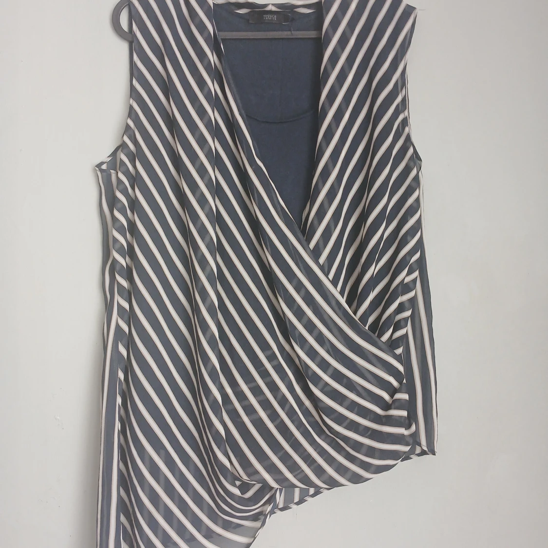 Smickrande omlottblus som lyfter hela outfiten stl42 - 1