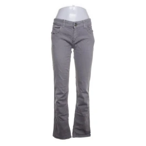 Grå low waist bootcut byxor med coola fickor  - Snygga grå byxor i bootcut-modell med broderade detaljer på bakfickorna. Byxorna har normal passform och klassisk femficksdesign. ⚠️diamanterna på framsidan e borttagna⚠️