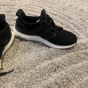 Svarta Adidas Ultraboost sneakers - Adidas ultraboost svart och vit helt nya och helt oanvända dem var för små