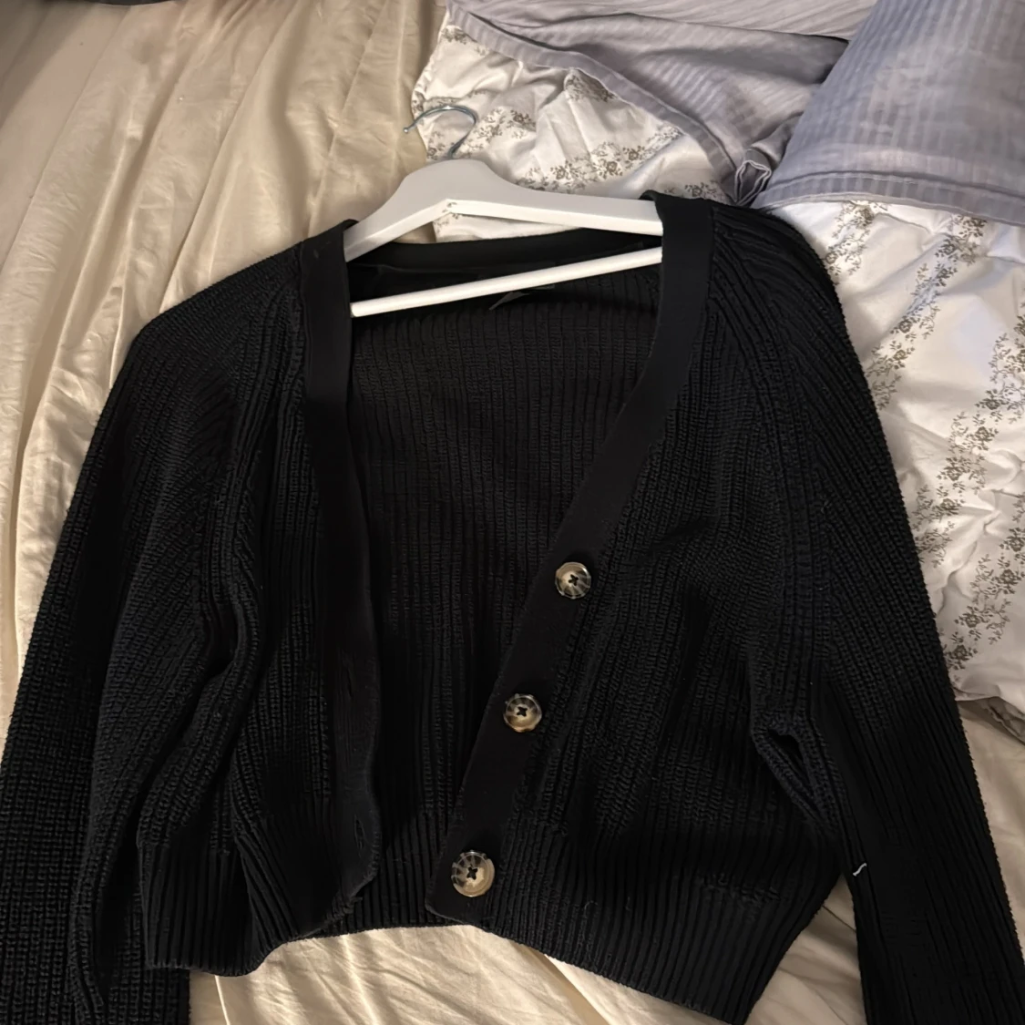 Svart ribbad kofta med knappar - 1