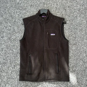 Patagonia väst - Säljer denna sjukt bekväma Patagonia väst perfekt för höst och vår! Size : small! Passar för dig runt 170-180! Skick 8,5/10! Hör av dig vid minsta fundering! Postar samma dag som köp🤩