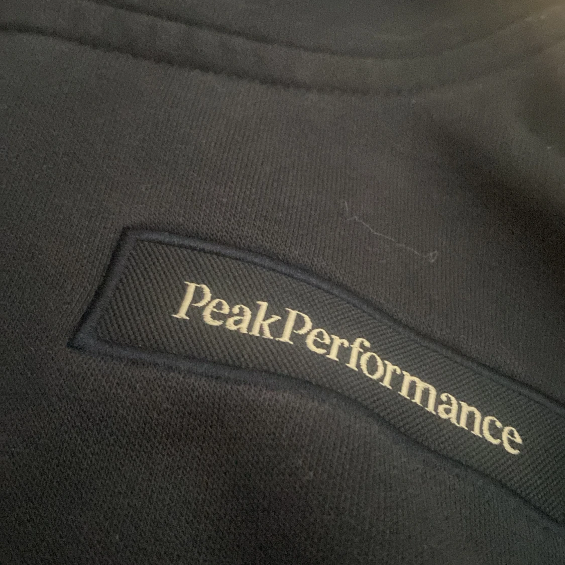 Mörkblå hoodie från Peak Performance - 1