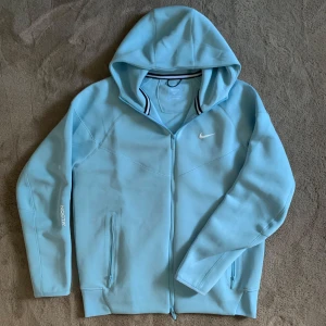 Ljusblå Drake Nike NOCTA Tech Fleece - Säljer en Nike NOCTA Tech Fleece i färgen baby blue. Strl S. Den är helt ny och oanvänd, Vid fler frågor eller funderingar skicka ett pm, Mvh