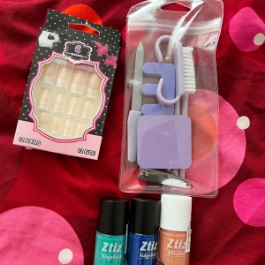 Nagelkit med lösnaglar och nagellack - Nagelkit med 12 st franska lösnaglar, nagelvårdsset i lila med fil, borste och klippare samt tre nagellack från Ztiz i turkos, blått och koppar. Perfekt för att fixa snygga naglar hemma med både klassiska och färgstarka nyanser.