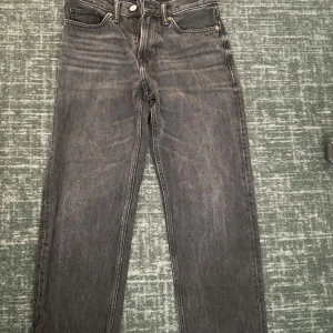 Svarta jeans - Svarta jeans från HM , de är relaxed fit  storlek 29/32
