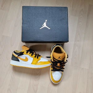 Nike Air Jordan 1 Low (Nästan nya) - Riktigt feta Nike Air Jordan 1 low Taxi. 100% Autentiska. Allting på bilderna medföljer. Nypris 999 kr. Mitt pris 579 (kan diskuteras). Storlek: EU 37.5 Perfekta för reselling, eget bruk eller present. Skorna har nästan inga synliga märken på användning förutom lite smutsiga på undersulan, innersulan och flärpen där snörningen sitter.