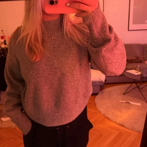 Stickad tröja - Säljer min fina stickade halv polo från & other stories då den inte används längre tråkigt nog, syns att den är använd pga nopprig men kan ta bort det med nopperbortagningsmaskin om det önskas. Pris kan alltid diskuteras 💓