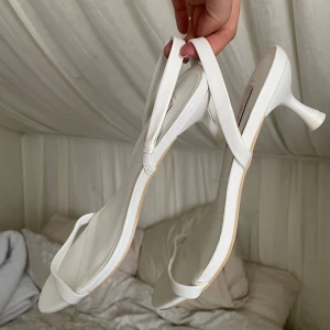 Vita klackskor  - Snygga klacskor från Nelly✨ Säljer pga fel storlek, aldrig använda! Passar även i storlek 38🤩