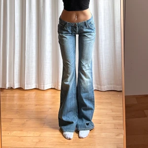 Lågmidjade bootcut jeans - Vintage från Gsus💓midja 39 innerben 86 jae 165