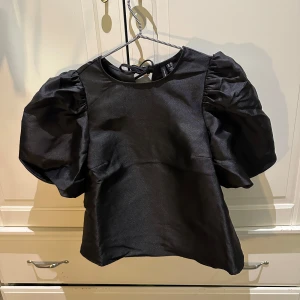 Blus med puffärm  - Superfin blus med puffiga ärmar. Endast använd en gång.