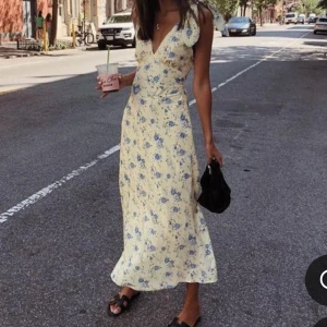 Söker - Söker denna klänning från Elsa hosks kollektion med bikbok i strl s/m. Pris kan diskuteras!💓