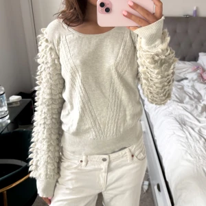 Tröja!  - Snygg tröja som tyvärr har en liten fläck i fram (sista bild) men inget man tänker på så mycket