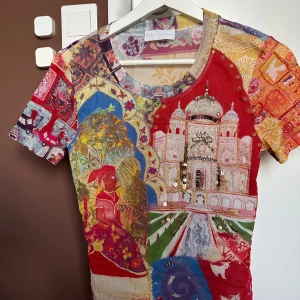 Cool Mesh T-shirt  - Köpt på utvald vintage butik, aldrig använd, i fint skick.   Storlek - 40 passar XS-M beroende på vilken utstyrsel man vill ha. Väldigt strechigt.  Innertyg på framsidan tröjan så ej genomskinlig. Mer genomskinlig på ryggen då det ej finns innertyg.  Axlar  ~ 36 cm Bredd underarm ~ 40 Längd ~ 52cm Bredd på tröjan, längst ner ~ 38cm