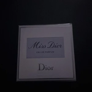 Miss Dior Eau de Parfum - Säljer en elegant och tidlös Miss Dior Eau de Parfum från Dior. Förpackningen är stilren med en ljus design och den ikoniska Dior-loggan. Perfekt för den som älskar klassiska och sofistikerade dofter.