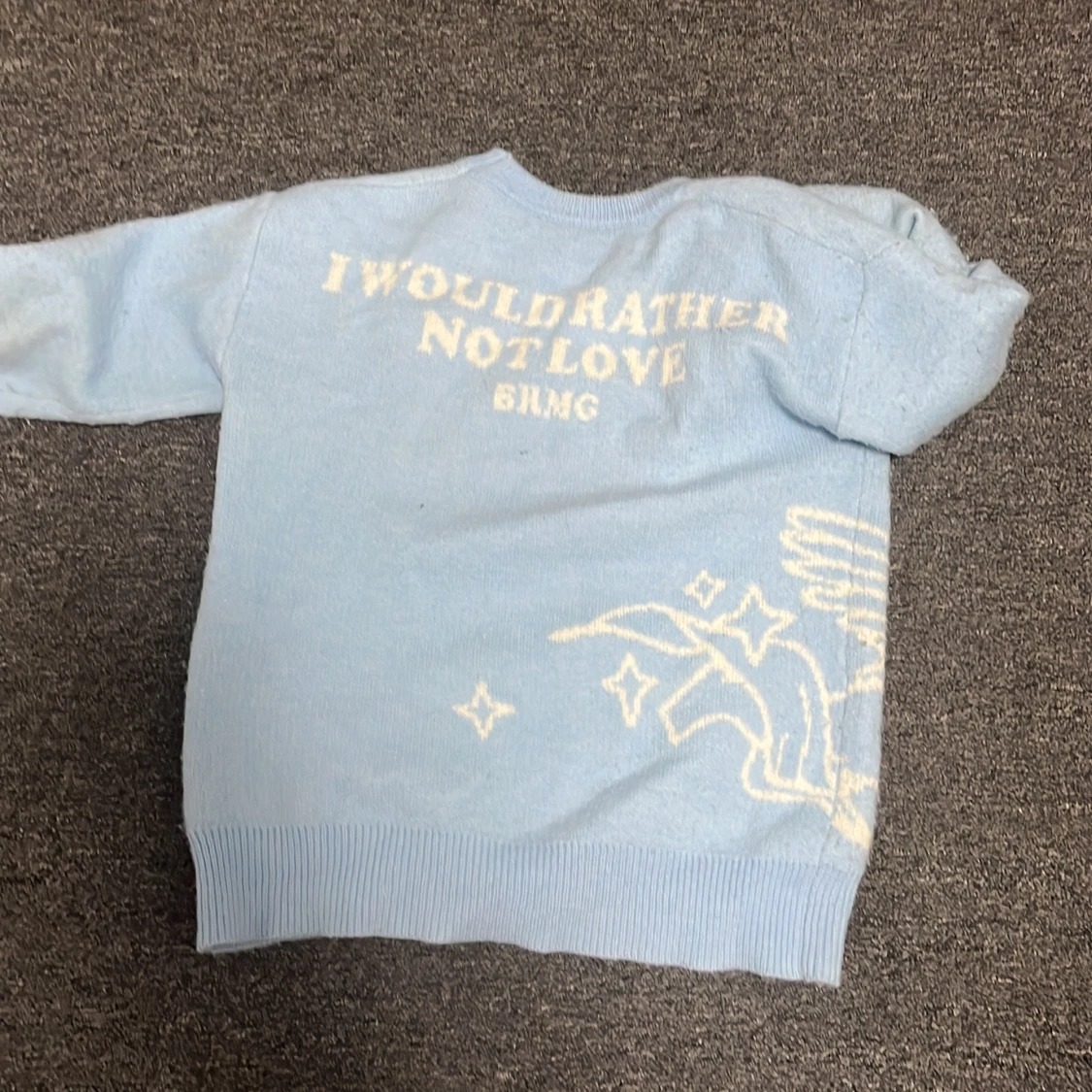 Ljusblå stickad tröja med ängelmotiv - 1