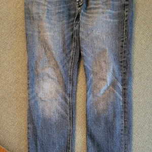 Blå Lou Slim 34:30 jeans från Neuw - Snygga blå jeans från Neuw med en klassisk tvätt. Perfekta för en avslappnad stil. De har en normal passform och är tillverkade i ett slitstarkt denimtyg.