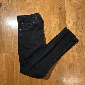Svarta jeans från Nudie Jeans - Snygga svarta jeans från Nudie Jeans. |ny pris 1400kr |mitt pris :150kr pris kan diskuteras. Skick är väldigt bra 9/10. Skriv gärna om ni har frågor!