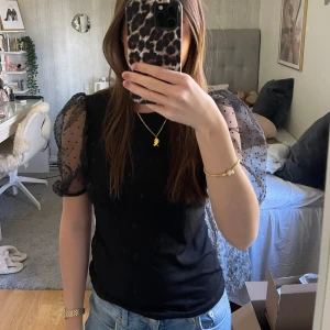 Topp - Säljer denna topp från Gina tricot⭐️