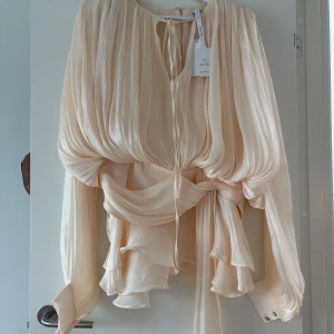 Miss rosier klänning  - Den virala miss rosier klänningen i creme. Aldrig använd. Liten i storlek så skulle säga att denna är perfekt om man har S. Nypris 1599kr 