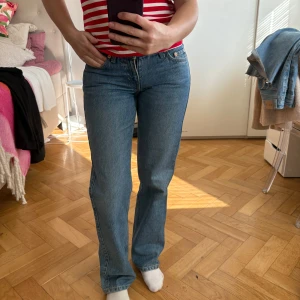 Weekday jeans - Så snygga jeans från weekday i modellen Arrow🤩🤩🤩 låg midja 💖  storlek: W24 L32