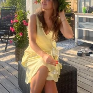 Gul klänning från H&M - Så fin gul klänning från H&M med volangdetaljer och v-ringning. Perfekt för sommaren! Endast använd en gång under midsommar 