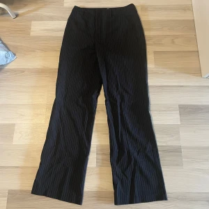 Kostymbyxor  - Snygga kostymbyxor från madlady i ett randigt mönster, som inte kommer till användning. Byxorna är endast testade, men aldrig använda!🤍