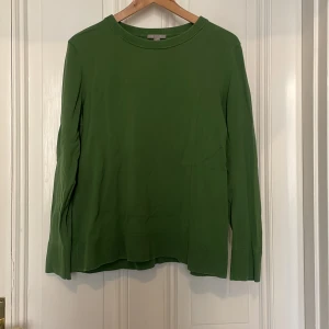 Grön bomullströja från COS - Säljer en stilren grön tröja från COS i 100% bomull. Tröjan har en klassisk rund hals och långa ärmar med ribbade muddar. Perfekt för en avslappnad och trendig look. 🌿