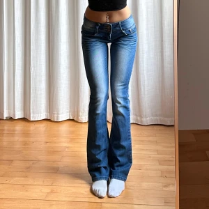 Lågmidjade bootcut jeans - Vintage från Redseventy💓midja 33 (+stretch) innerben 82 jae 165