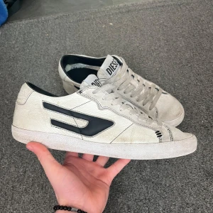 Vita Diesels, Byte är intressant  - Snygga vita sneakers från Diesel, dom är i bra skick och har inga slitage, dom har ett par rikigt sköna sulor i som är gjorde i fabrik som man får med, kan skicka bild på dom om nan är intresserad av skorna
