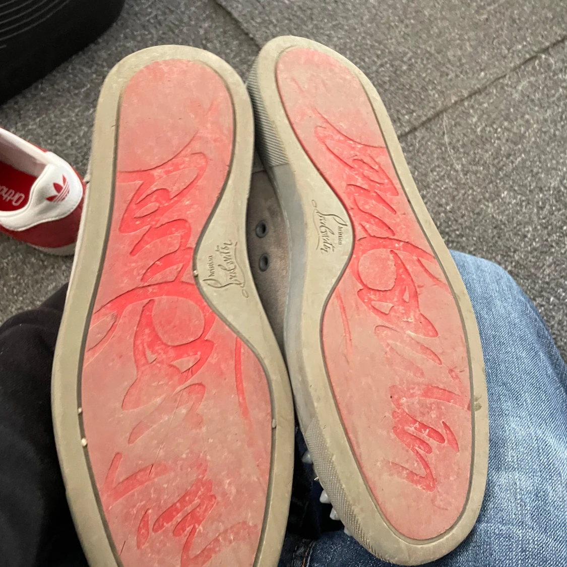 Grå sneakers med nitar - 1