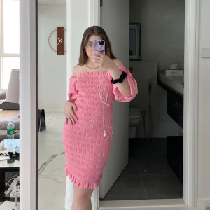 Rosa offshoulder klänning - Säljer en söt rosa offshoulder klänning. Klänningen har en smickrande passform och är perfekt för somriga dagar. Den är tillverkad i ett bekvämt material som ger en fin struktur. Köpt från butiken Jackie. 