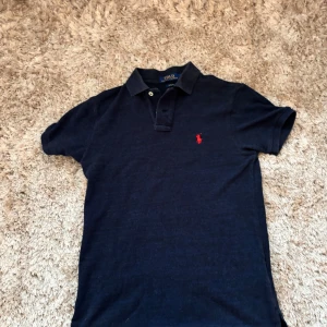ralph lauren pike - modell| slim fit| skick 9,5/10 nära ny skick| storlek S| pm för mer info🙌🏼