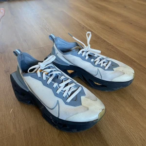 Nike sneakers med unik sula - Säljer ett par Nike sneakers i vitt och grått med en unik, futuristisk sula. Köpte i new york, vet inte namnet på exakt modell. Inköpspris runt 1600kr. Endast använda ett fåtal gånger. Storlek 40. Passar även mig som har 39.