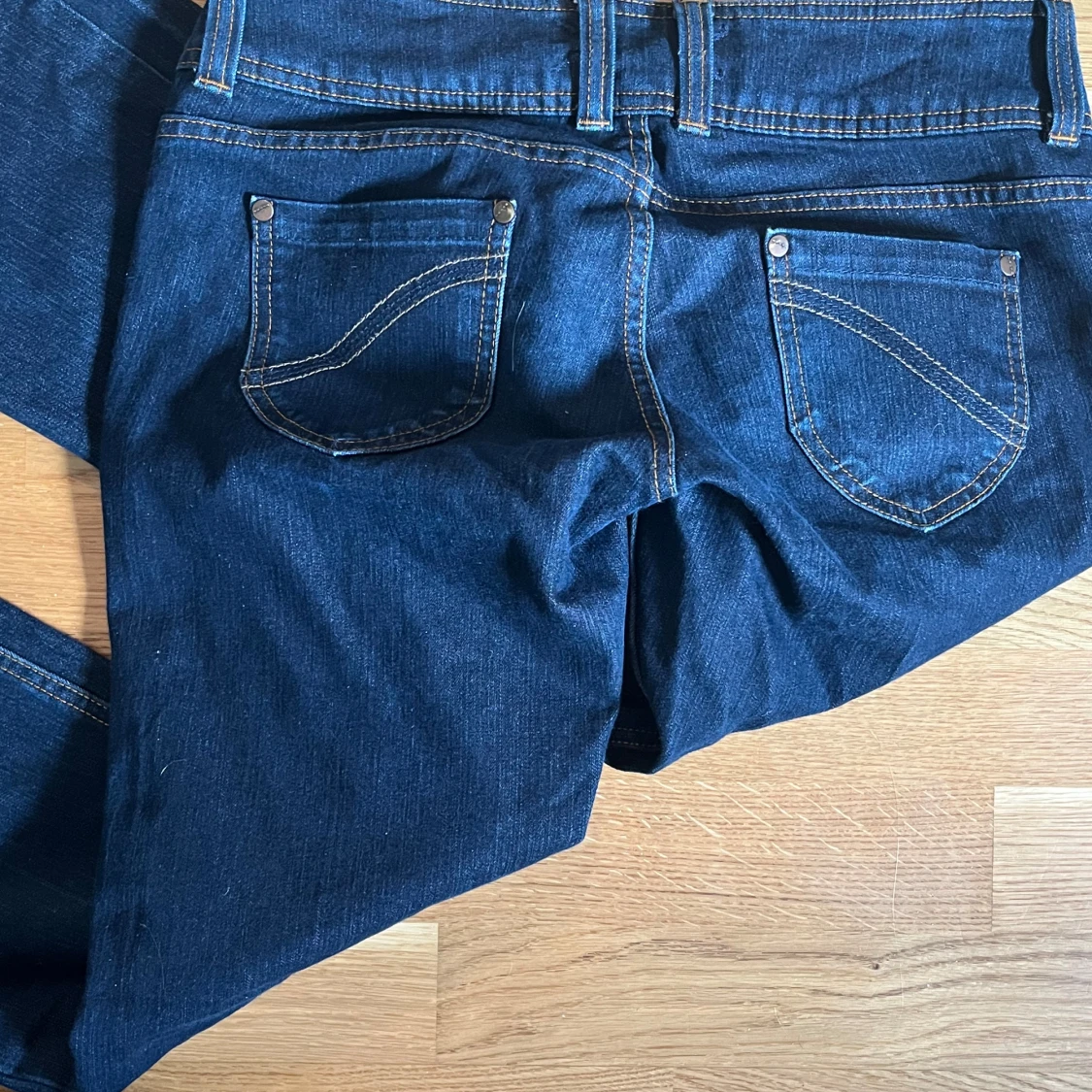 Mörkblåa lågmidjade jeans!!  - 1