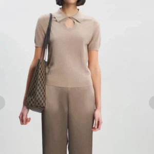 Beige kortärmad topp från By Malene Birger - Slutsåld och oanvänd topp By Marlene Birger topp talallia. Ordinarie pris 2200kr.Säljer en stilren beige topp från By Malene Birger med korta ärmar och en unik nyckelhålsdetalj vid halsen. Perfekt för en elegant look. 