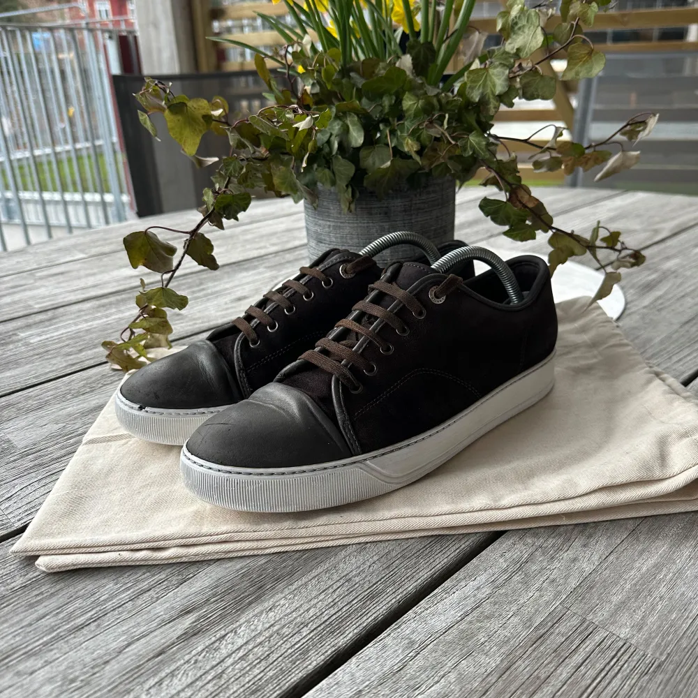 Säljer nu mina fina Lanvin sneakers i brun mocka. Skorna är använda men väl omhändertagna. Nypris ligger på 4999kr. Mitt pris 1499kr Dust bags på bild ingår men har inte kvar kartongen. Öppen för snabb och smidig affär. Skorna är i storlek UK 8, vilket motsvarar 42-43.. Kengät.