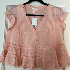 Korallfärgad blus  - Super snygg korallfärgad blus i nyskick med lapp kvar, perfekt inför sommaren!  