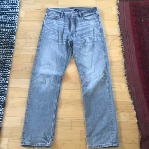 gråa jeans från Weekday - Säljer ett par gråa jeans från Weekday som har en riktigt najs fade i modellen Space Relaxed Straight. De har en klassisk femficksdesign och en bekväm passform. Perfekta för en avslappnad stil. Lite slitna nedtill men det gör dem bara snyggare i min mening. Storlek 30/32 men passar också 32/32