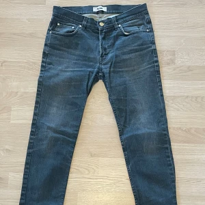 Acne jeans - Mörkblå acne jeans storlek W31/L32. Men sitter mer som 30/30. De är slimfit passform. Vid frågor är det bara att kontakta mig!🙌