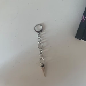 Hemmagjort silverörhänge med en nit💕 - Hemmagjort silverörhänge med en nit, säljs styckvis🌸