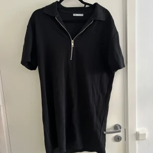 Svart klänning med dragkedja  - Snygg svart klänning från Zara i S med dragkedja framtill och krage. 