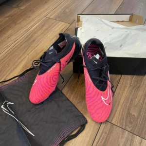 Nike Phantom gx - Säljer nike phantom gx skor i storlek 45 skorna finns ej att köpa längre och allt orginal ingår byten funkar 