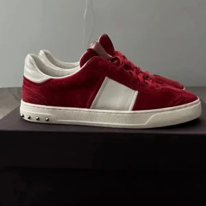 Valentino flycrews röda - Tja, intressekoll på mina röda Valentino Flycrews i väldigt bra skick. Storlek 42, allt OG ingår. Skick 8/10, två nitar saknas. Kom gärna med bud och frågor🤗💯